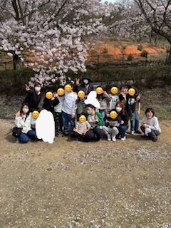 4月6日(月)　桜の下でのびのびと🌸
