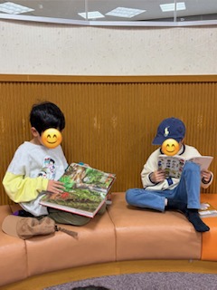 4月7日(火)　東部図書館で読書をしよう📖